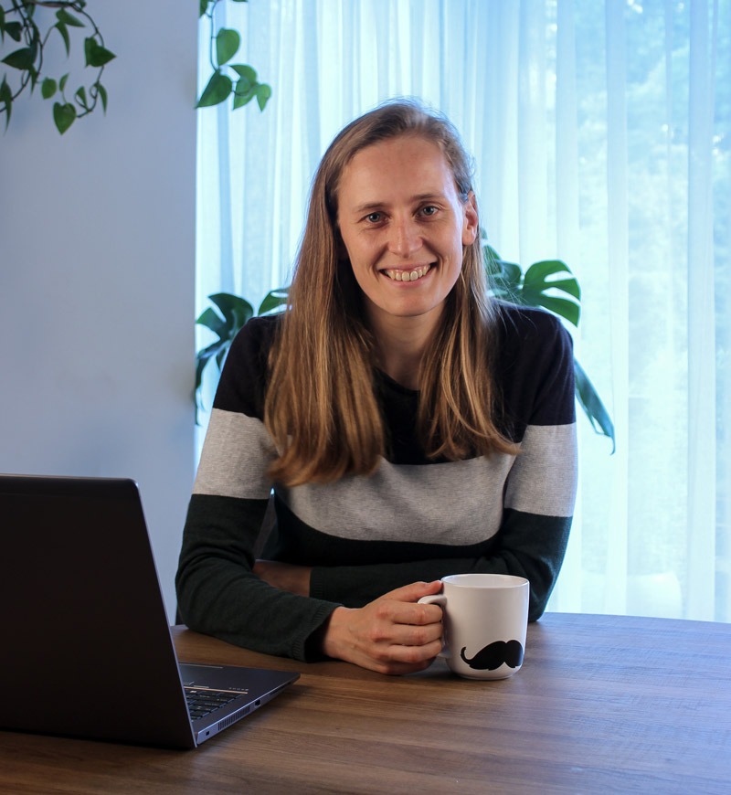 Hanneke Perik - digital marketing coach drinkt koffie aan tafel
