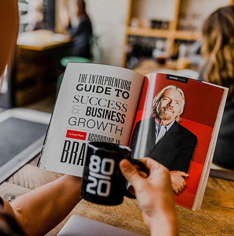 boek lezen met kopje koffie