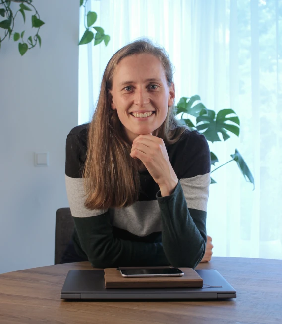 Hanneke Perik aan tafel met een laptop