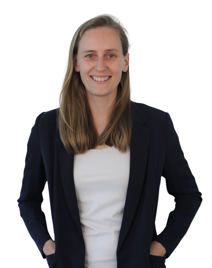 Hanneke Perik, founder van Uplift Digital Marketing, in een navy blazer