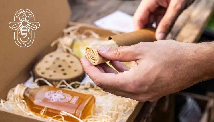 Cadeaupakketten en bijenhotels van Bijdemaker
