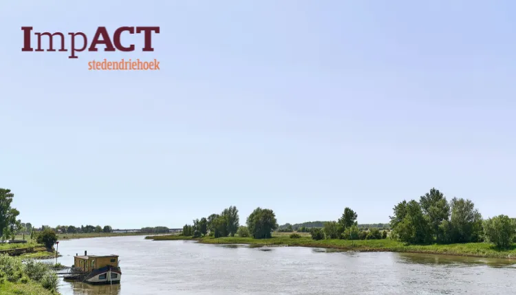 Rivierlandschap met het logo van Impact Stedendriehoek